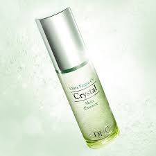 (New) DHC Olive Virgin Oil Crystal Skin Essence 50mL ใหม่ล่าสุดเอสเซนส์บำรุงผิวที่มีส่วนผสมสกัดของ Olive Virgin Oil ออแกนิก ให้ผลลัพธ์กระจ่างใสผิวผ่องโกลว์สวย เป็นที่มาของชื่อรุ่นคริสตัล
