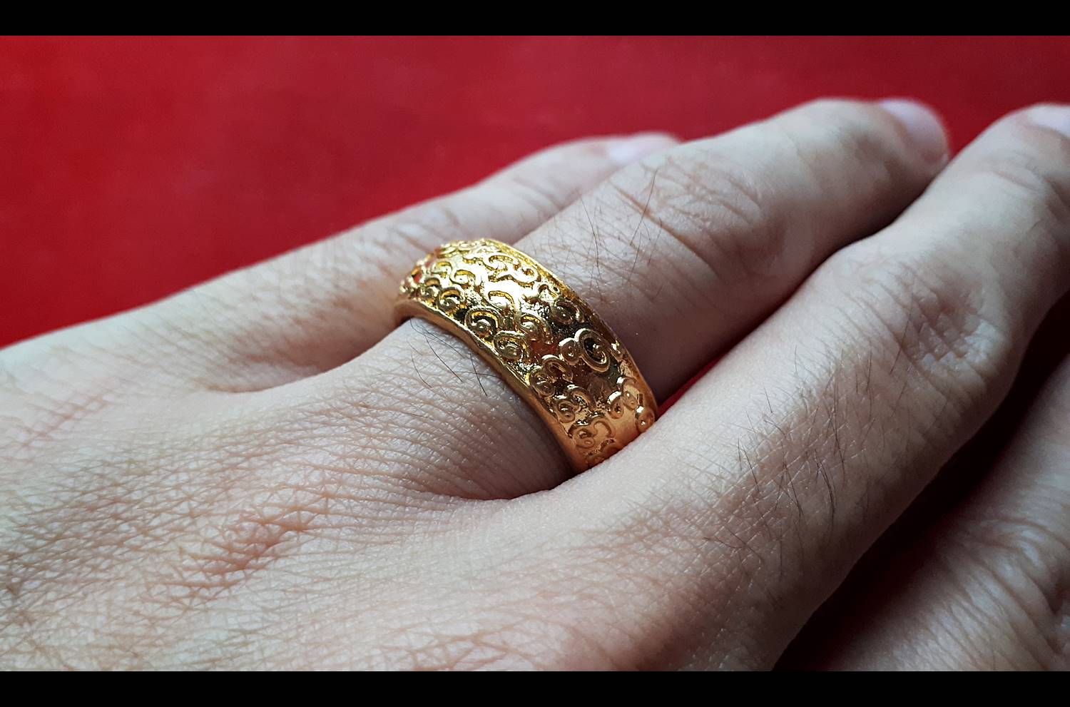 แหวน เสน่ห์มอญ เนื้อชุบทอง (ขนาดเส้นผ่าศูนย์กลาง 2ซม) ปี2555 - พระอาจารย์หนุ่ม (สมัย วัดบางแวก) (อ.ประคอง รุ่นเจริญ ร่วมปลุกเสก)