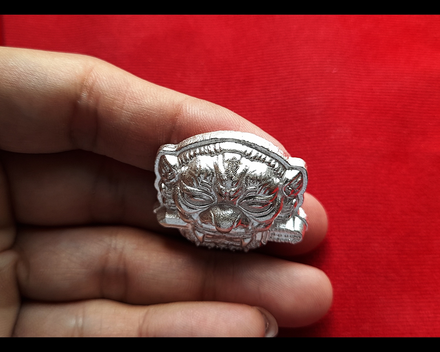 เหรียญ เสือคาบดาบ (พุทธคุณอานุภาพ แก้ฮวงจุ้ย กันชง แก้ชง ได้ทุกปีไม่ว่าจะปีใดก็ตาม) เนื้อเงินแท้ (น้ำหนัก2บาท) ปี2564