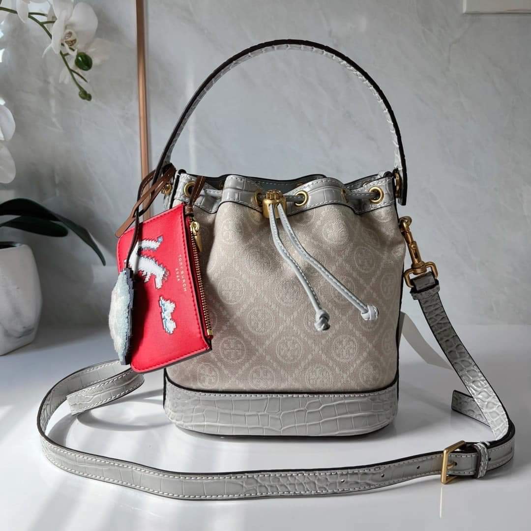 TORY BURCH T MONOGRAM CLOUD BUCKET BAG (แอดไลน์ก่อนสั่งซื้อ)