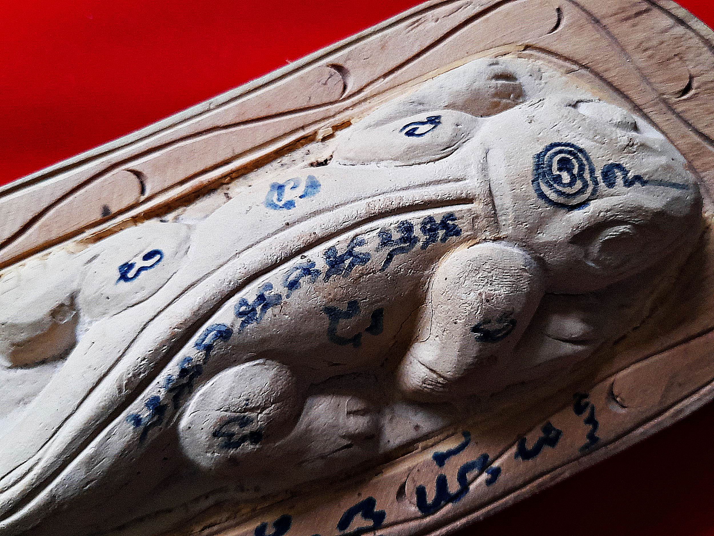 พญา จิ้งจก (ค้าขาย เรียกลูกค้า โชคลาภ เมตตา) (ขนาดใหญ่) เนื้อผง(ผสมมวลสารเก่าหลวงพ่อหน่าย วัดบ้านแจ้ง) ฐานไม้ตายพราย (จารยันต์สด เต็มสูตร) #รับประกันแท้ - หลวงพ่อพิมพ์(ลูกศิษย์ทัน หลวงพ่อหน่าย วัดบ้านแจ้ง)