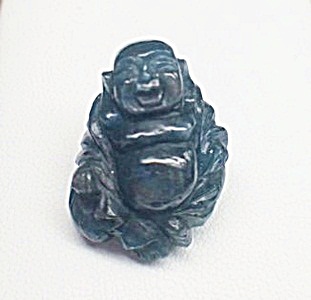 Carving Blue Sapphire พลอยไทย บางกะจะ แกะสลัก รูปพระสังกัจจายน์ หนัก 40.46 กะรัต สีน้ำเงินเข้ม แต่ไม่ดำค่ะ เนื้อพลอยแตกทั้งเม็ดค่ะ ผิวเรียบเนียนค่ะ