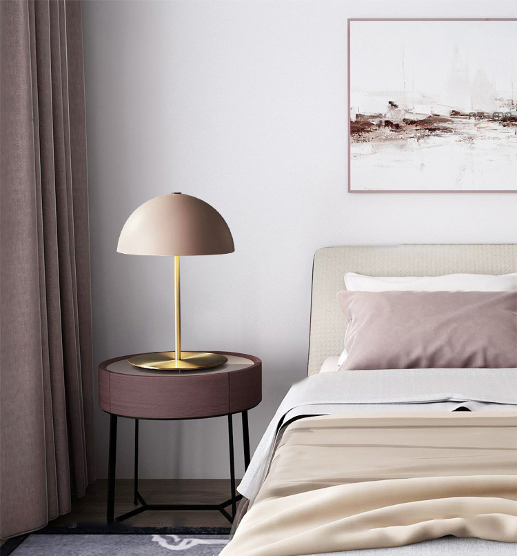 โคมไฟตั้งโต๊ะโป๊ะโคมสีเทาชมพูทรงครึ่งวงกลมฐานวางสีทอง [XG-8235]