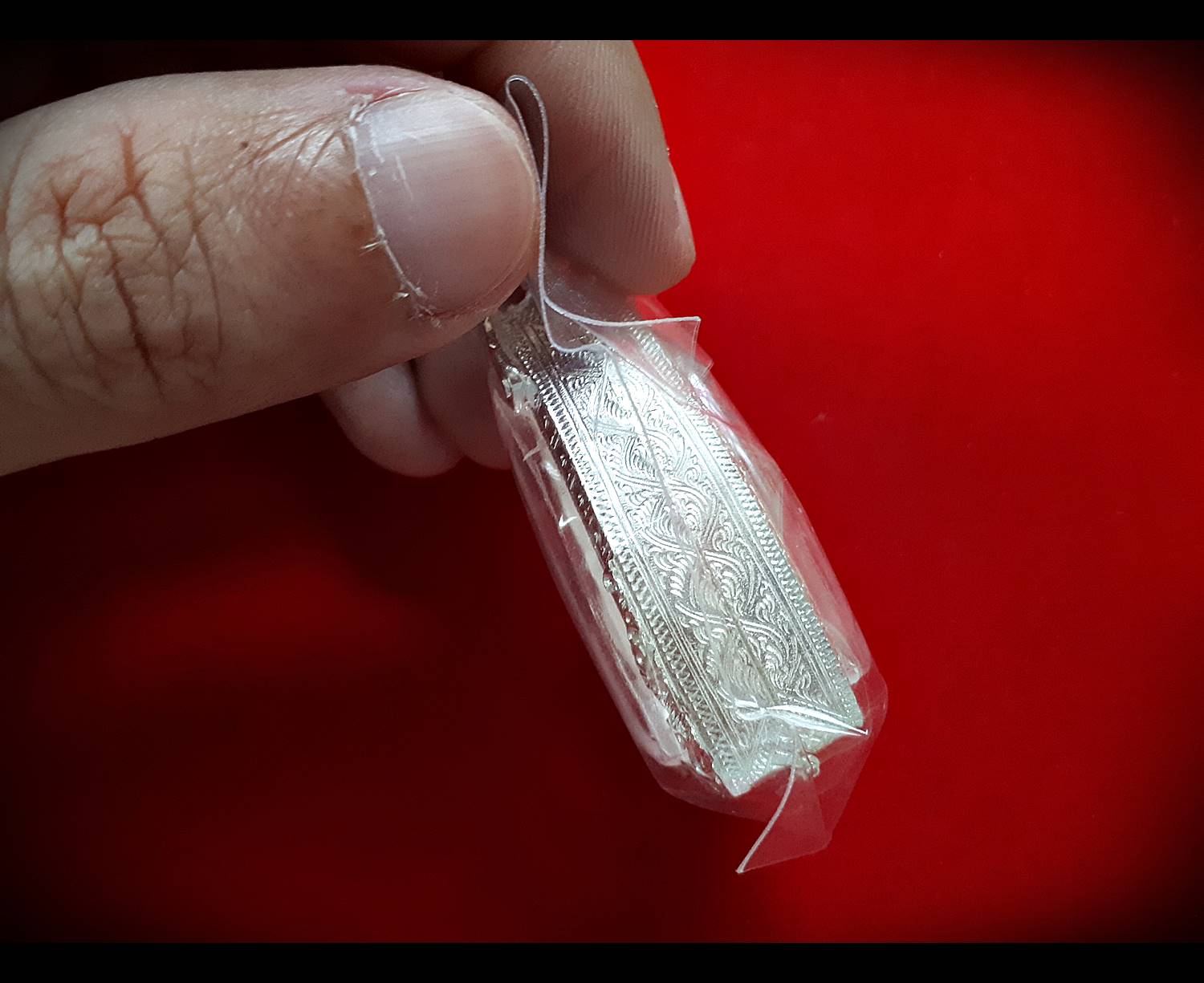 ตลับพระ ทรงสามเหลี่ยม หัวสิงห์ สลักลาย (เนื้อเงินแท้ 80%)