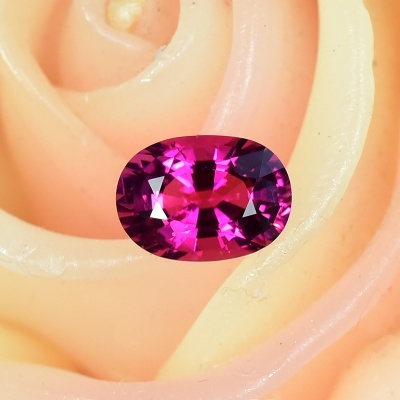 Rubellite พลอยรูเบลไลท์ น้ำหนัก 3.45 กะรัต รูปไข่ ขนาดตามใบเซอร์ 8.01x11.14x6.08 มิล สีชมพูบานเย็น สีโทนเข้ม ความสะอาดมองตาเปล่าสะอาดไม่มีตำหนิ