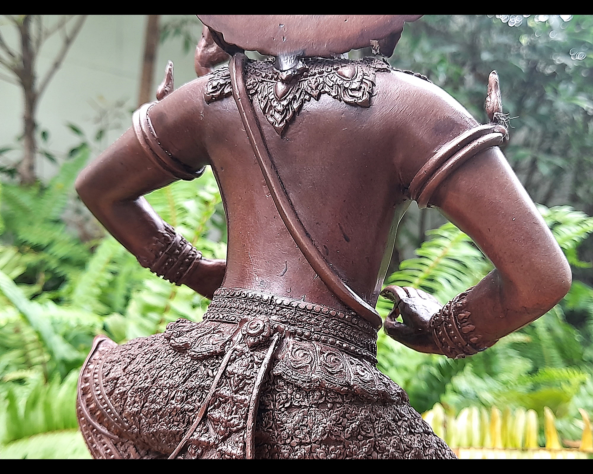 รูปหล่อ ท้าววิรูปักษ์ (อาวุธประจำกาย คันศรพญานาค+สังวารพญานาค ) ยืนประทับพญานาค (ผู้ปกครองและเป็นใหญ่ในเหล่าพญานาค มีบริวารเป็นเหล่าพญานาค) - (เทวดาระดับสูงชั้นจาตุมหาราชิกา มีตำแหน่งเป็น1ใน4 ของท้าวมหาราช) เนื้อทองเหลือง ผิวน้ำตาลเข้ม (ขนาดใหญ่ตั้งบูชา ส