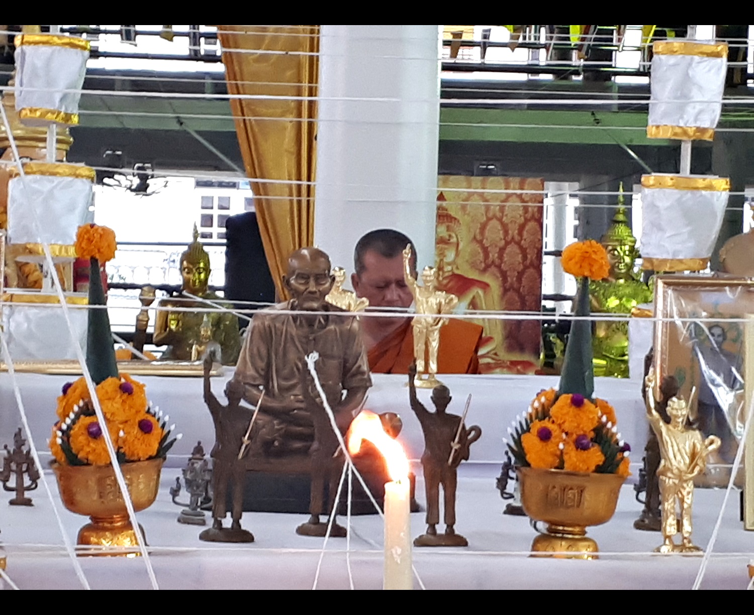 รูปหล่อ เซียนแปะ วัดศาลเจ้า ถือ กระบี่และแส้ ล้างอาถรรพ์ (ขนาด 8.9นิ้ว) (สร้างตามจำนวนที่สั่งจอง) เนื้อโลหะชนวน ฐานบรรจุผงมวลสารฟ้าประทานพร ปี2561 #รับประกันแท้ - หลวงพี่เก่ง วัดท่าเสา ปลุกเสก