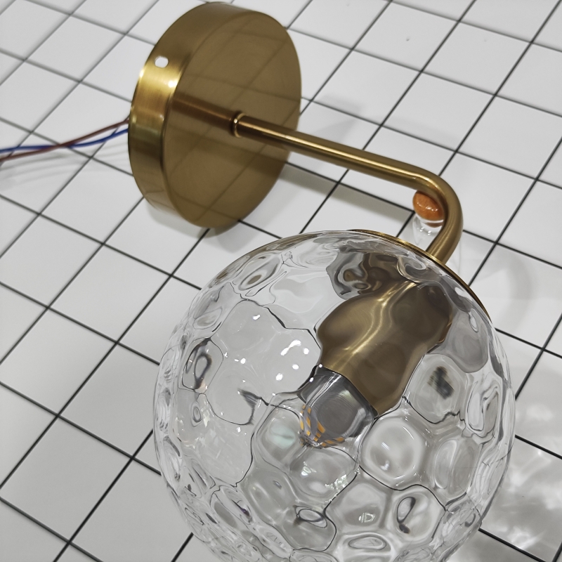 โคมไฟติดผนังแก้วทรงกลมก้านสีทองเหลือง [GB15]