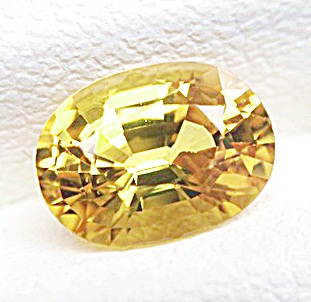 Yellow Sapphire พลอยเนื้อแข็งบางกะจะ จันทบุรี รูปไข่ หนัก 1.54 กะรัต ขนาดตามใบเซอร์ 5.8x7.86x4.13 มิล สีเหลืองทอง สีเปิด สีหวานสวย ไฟดีมาก