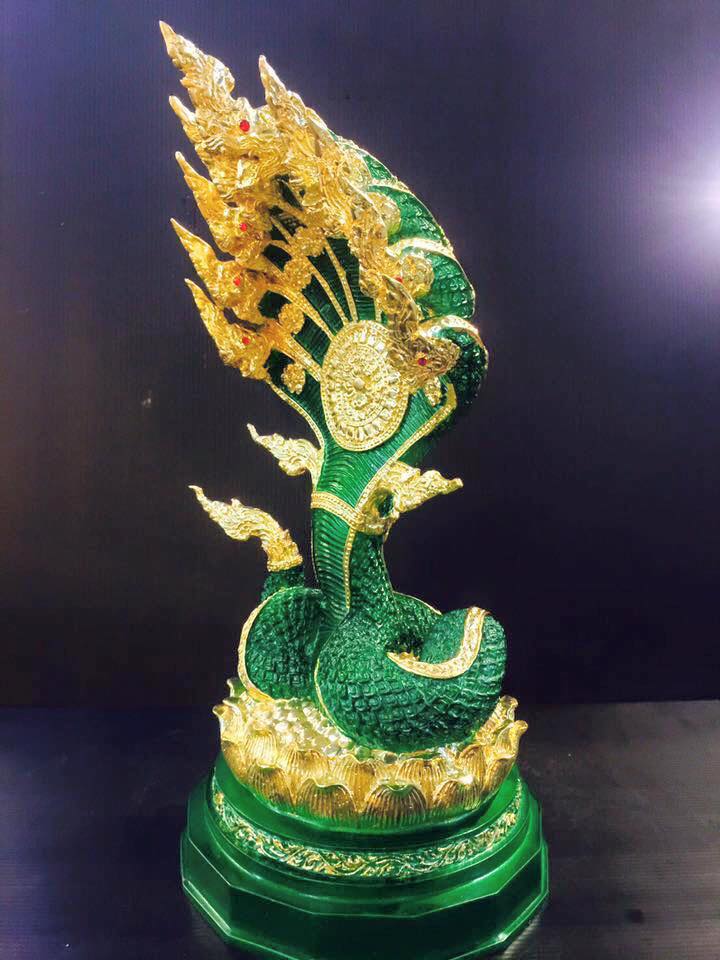 รูปหล่อ พญานาค 9 เศียร เนื้อโลหะ ลงสีเขียว ปิดทอง (ทรง9เศียรชูคอขดตัวดอกบัวตูม) (ขนาดสูง 18นิ้ว)