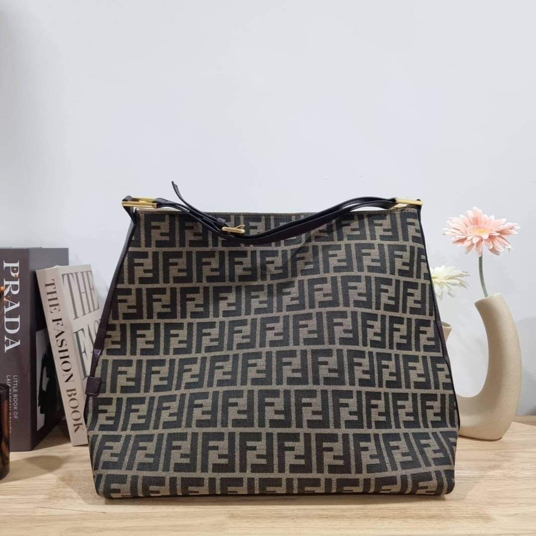 FENDI ZUCCA HOBO BAG (แอดไลน์ก่อนสั่งซื้อ)