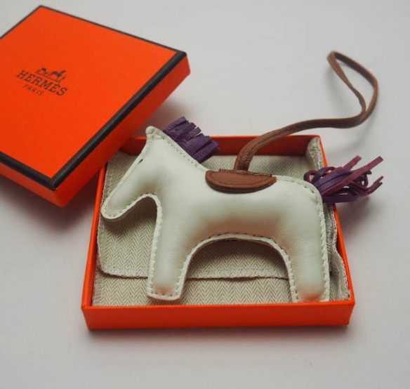 ที่ห้อยกระเป๋า hm charm รูปตัวม้า มีหลายสีสต๊อกเปลี่ยนตลอดสอบถามได้ค่ะ