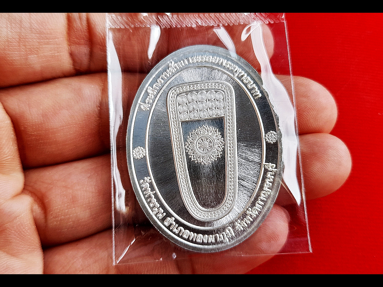 เหรียญรอยพระพุทธบาทหลังท้าวเวสสุวรรณ เนื้อเงินแท้ ปี2561 (เข้าพิธีหลวงพ่อเล็ก เข้ากรรมฐาน3วัน3คืน เสกเป็น #มหาสะท้อน ปี2563) - หลวงพ่อเล็ก วัดท่าขนุน