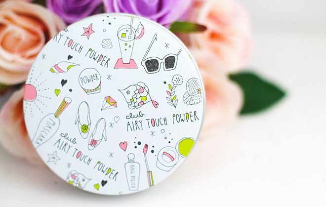 (ตลับขาว เพิ่มความเนียน เหมาะกับทุกเฉดผิว) Club Airy Touch Powder 21g #01 Fluffy Matt Type (Natural Beige) แป้งผสมรองพื้นเนื้อดีให้ลุคแมทท์ ที่มาในแพคเกจน่ารักมุ้งมิ้งที่สุดในโลก และด้านในพัฟนุ่มๆ ช่วยทำให้การเกลี่ยแป้งเนียนกริบไปกับผิว พร้อมกลิ่นกุหลาบอุ