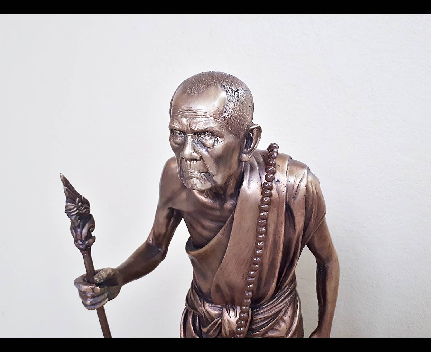 รูปหล่อ หลวงปุ่หมุน วัดบ้านจาน เนื้อโลหะทองเหลือง ยืนถือไม้เท้า พญานาค ขนาดบูชา (องค์ใหญ่ สูง21นิ้ว)