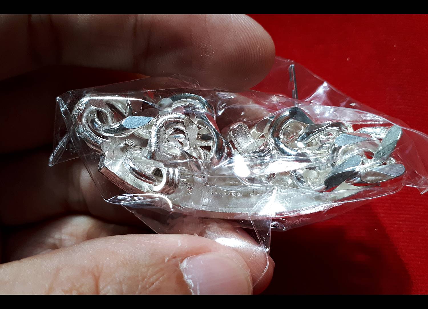 เลสข้อมือ หลวงพ่อกวย วัดโฆสิตาราม (วัดบ้านแค) จ.ชัยนาท (เนื้ออัลปาก้า เนื้อเงิน ขนาดน้ำหนัก 2บาท 4บาท ) ปี2562