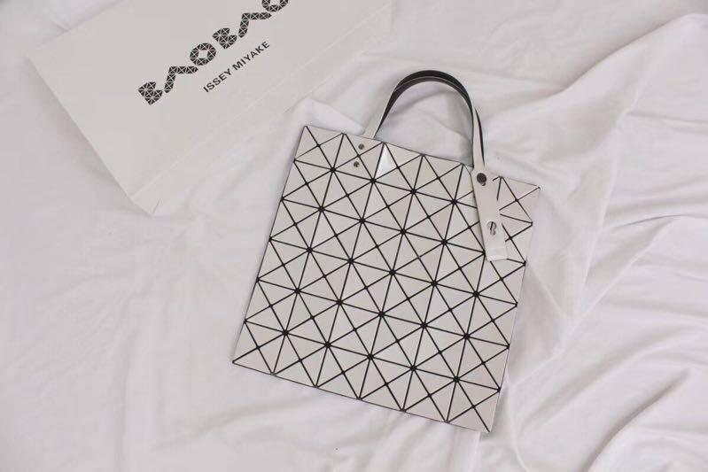 พร้อมส่ง กระเป๋า issey 6*6 มีหลายสีสอบถามได้ค่ะ