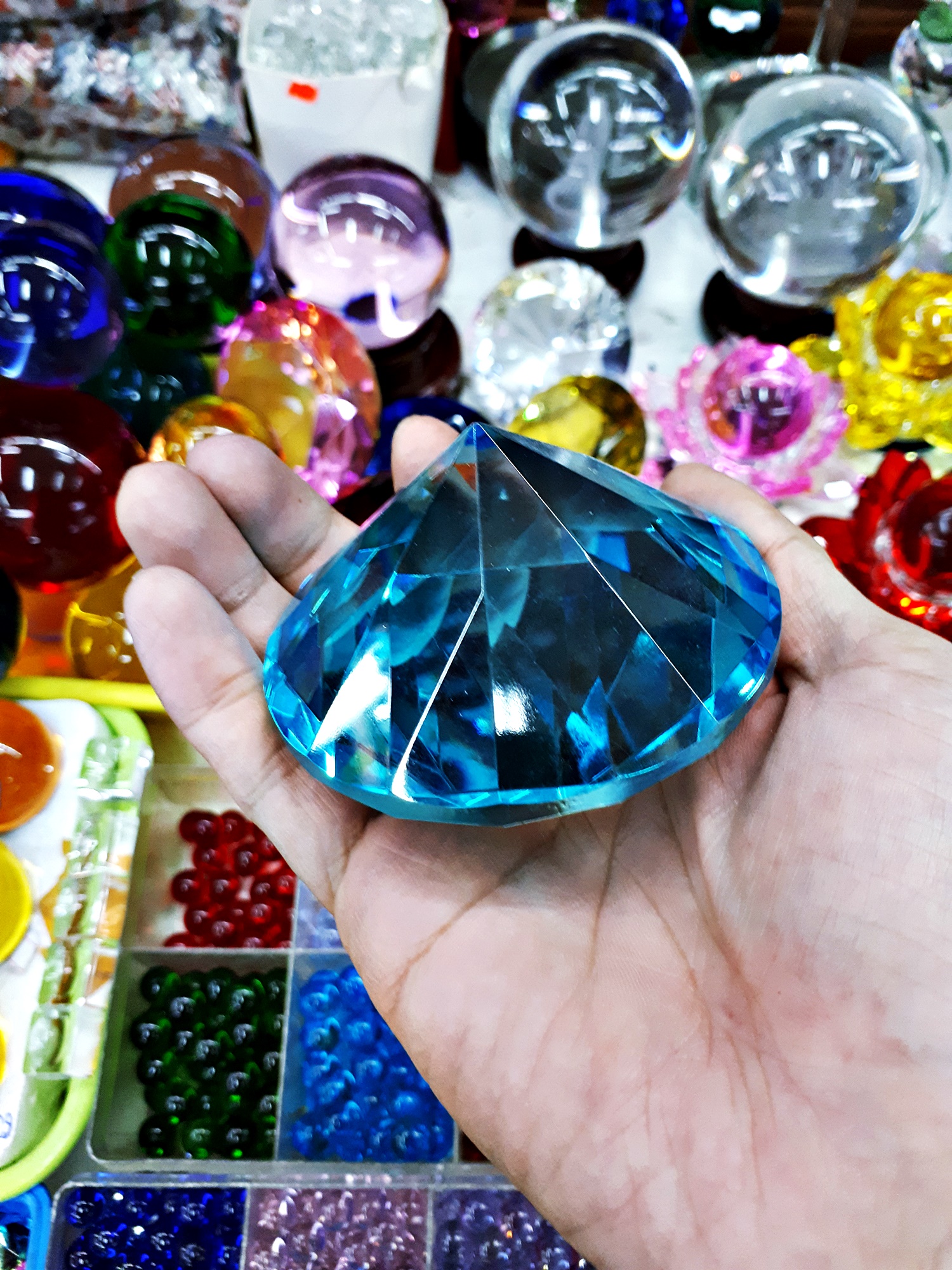 แก้วสี ทรงเพรชกระรัต