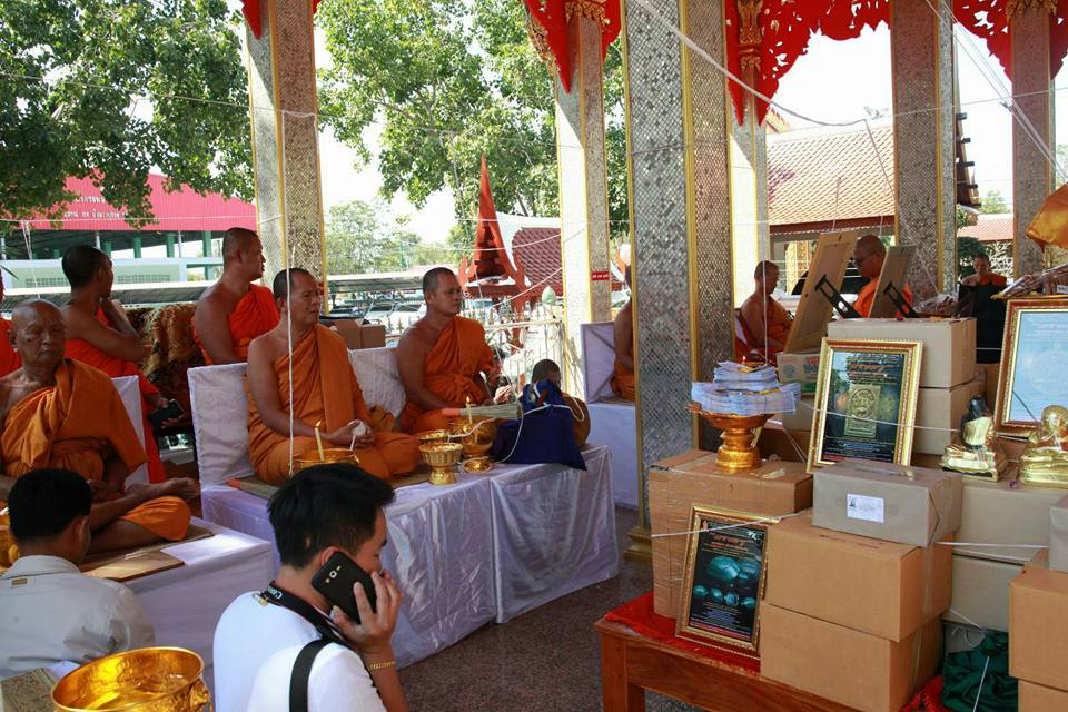 พระสมเด็จหลวงพ่อโตในวิหาร เนื้อผงชนวนมวลสารเก่าหลวงพ่อกวย รุ่นแรงครู ปี2560 หลวงพ่อกวย วัดโฆสิตาราม(วัดบ้านแค) จ.ชัยนาท ปี2563 - (ขนาด 5x7นิ้ว จีวรส้ม ด้านหน้ายันต์ครู ยันต์นะปัดตลอด ด้านหลังยันต์มงกุฎพระพุทธเจ้าหนุนดวง) ปี2563 #ปลุกเสกที่วัดโฆสิตาราม #รั