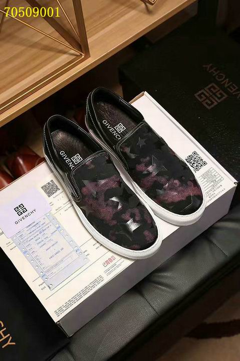 given men แบบอีกเยอะกดดูด้านในค่ะ size 38-44 ,45-46 มีบางแบบ