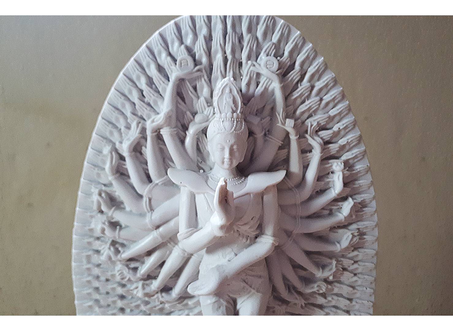 รูปหล่อ พระแม่กวนอิม พันกรพันมือ(สูง11นิ้ว ฐาน7นิ้ว) เนื้อเรซิ่นสีขาวงา - (ขายปลีก ขายส่ง)