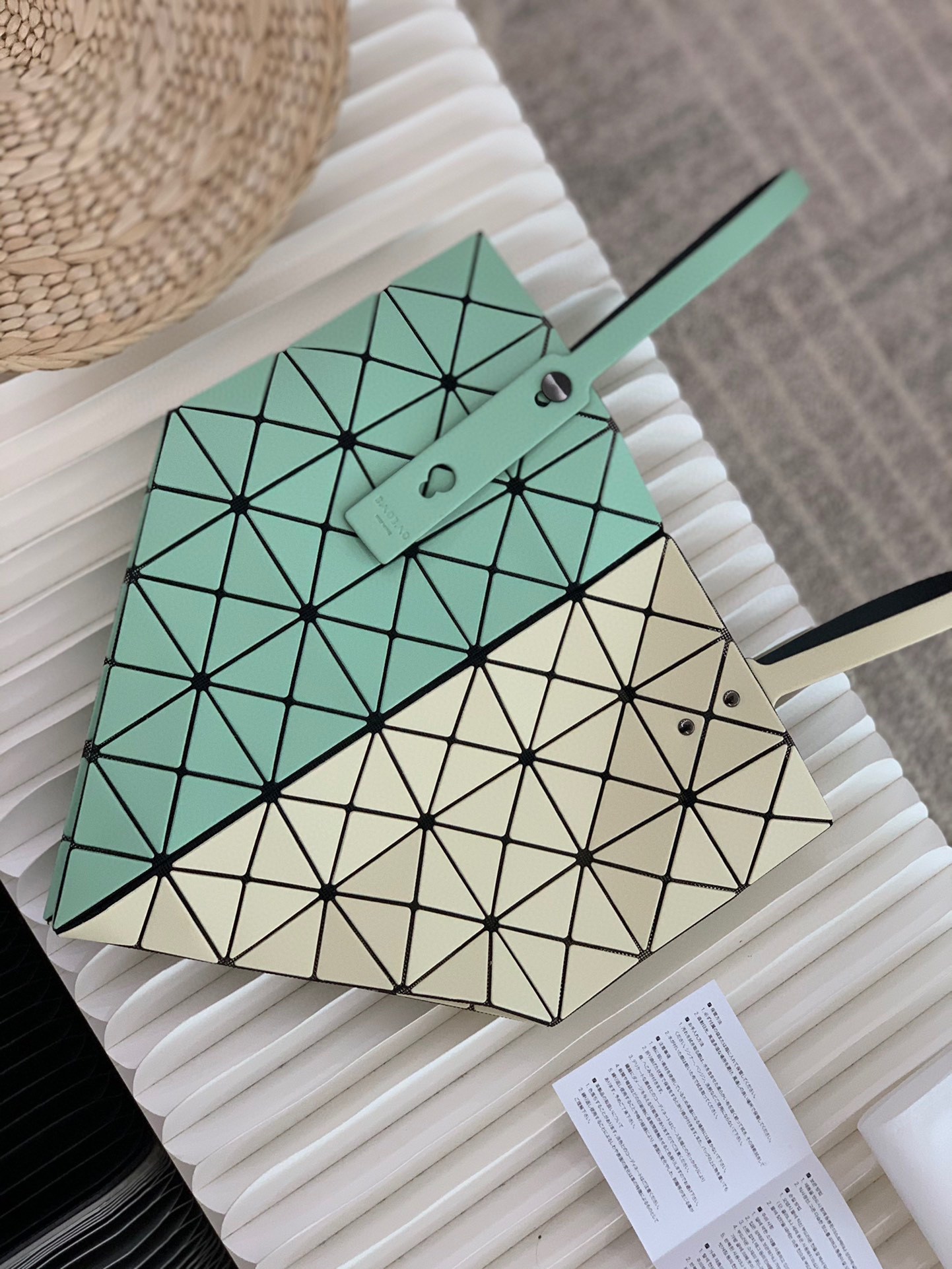 กระเป๋า issey 6x6 two tone มีสองสีในใบเดียวด้านละสี มีหลายสี