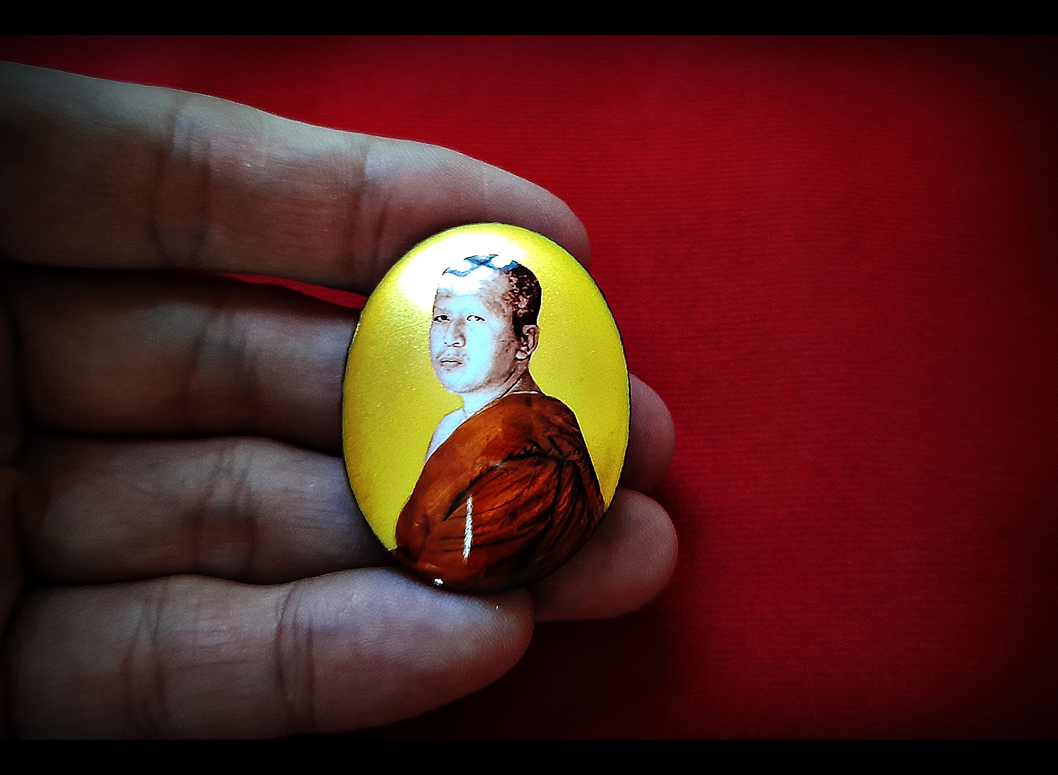 ล็อกเก็ต ฉากทอง ตอกโค็ด (หลังฝัง ผงมวลสาร/เกศา/จีวร/พระชัยวัฒน์ เนื้อเงินแท้/ตะกรุด ทองคำ-เงิน แท้) ปี2562-2563 (สร้าง19องค์) - หลวงพี่เก่ง วัดท่าเสา จ.สมุทรสาคร