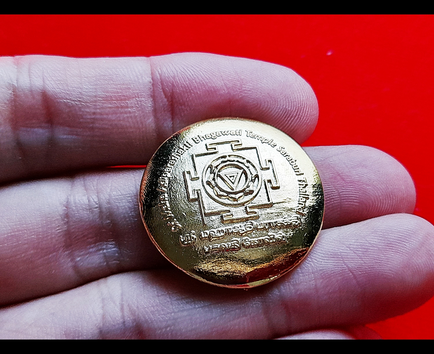 เหรียญพระแม่อุมาเทวี เนื้อชุบทอง(ขนาด2.5ซม) วัดแขก ปี2562 (เข้าพิธีปลุกเสกแล้วสายแขก) #รับประกันแท้