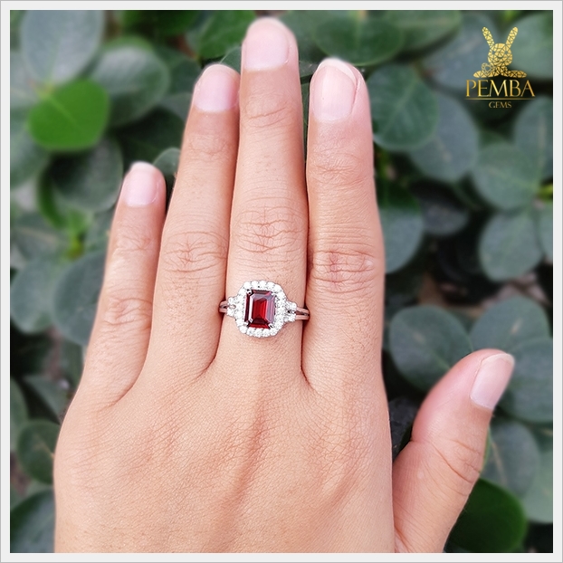 แหวนโกเมนแท้ สี่เหลี่ยม ล้อมเพชรCZ ดูสวยงามสะดุดตา แหวนพลอยแท้