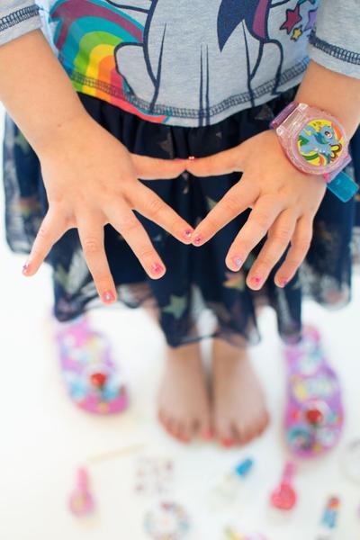 ชุดสีทาเล็บปลอดสารพิษสำหรับเด็ก TownleyGirl My Little Pony 18-Pack Nail Set