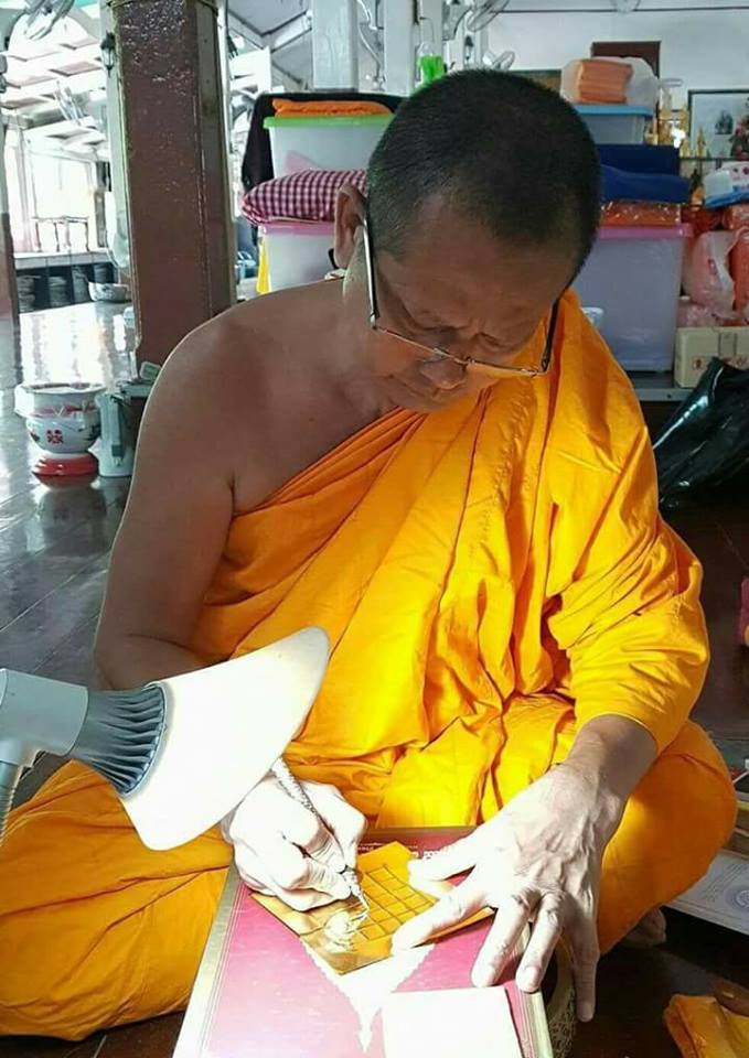 พระสมเด็จหลวงพ่อโตในวิหาร เนื้อผงชนวนมวลสารเก่าหลวงพ่อกวย รุ่นแรงครู ปี2560 หลวงพ่อกวย วัดโฆสิตาราม(วัดบ้านแค) จ.ชัยนาท ปี2563 - (ขนาด 5x7นิ้ว จีวรส้ม ด้านหน้ายันต์ครู ยันต์นะปัดตลอด ด้านหลังยันต์มงกุฎพระพุทธเจ้าหนุนดวง) ปี2563 #ปลุกเสกที่วัดโฆสิตาราม #รั