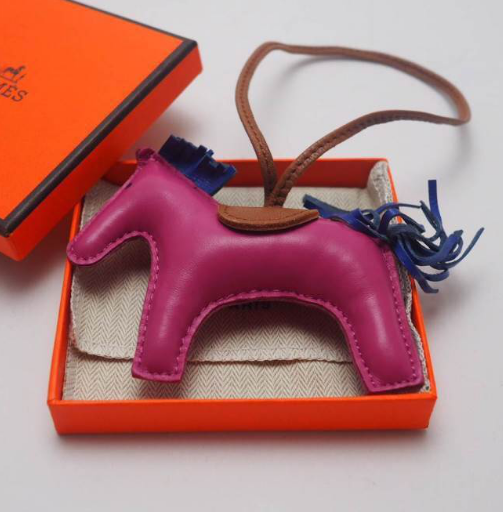 ที่ห้อยกระเป๋า hm charm รูปตัวม้า มีหลายสีสต๊อกเปลี่ยนตลอดสอบถามได้ค่ะ