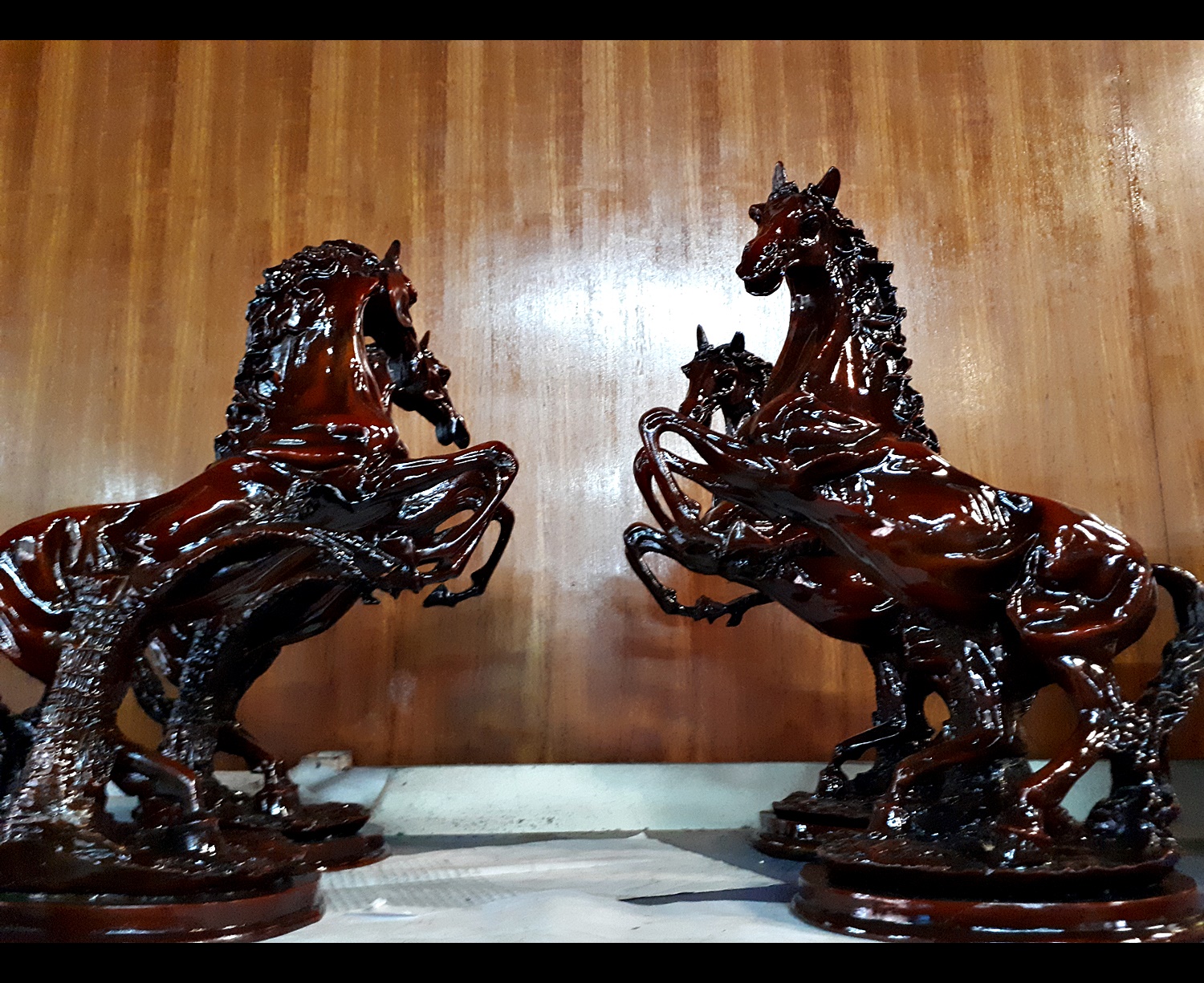 รูปหล่อ รูปปั้น ม้า ใหญ่ เรซิ่น เคลือบเงา (ขนาด สูง33ซม กว้าง23ซม)