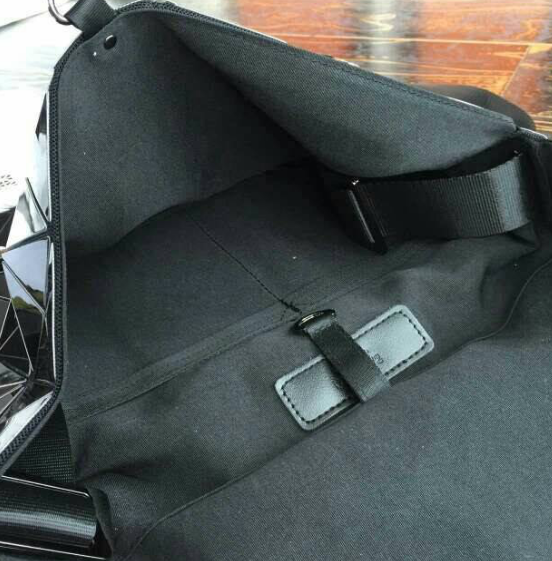 กระเป๋าสะพายข้าง issey rock sholder bag รุ่นใหม่ สีเงิน สีทอง