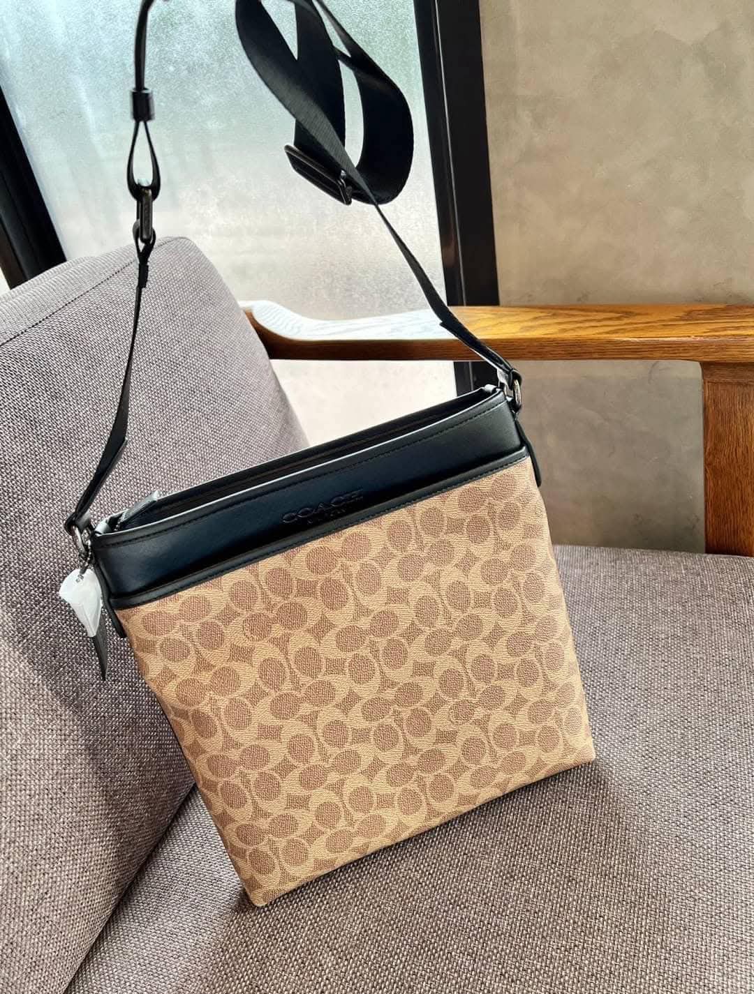 COACH GOTHAM SLIM CROSSBODY BAG((CC111)) (แอดไลน์ก่อนสั่งซื้อ)