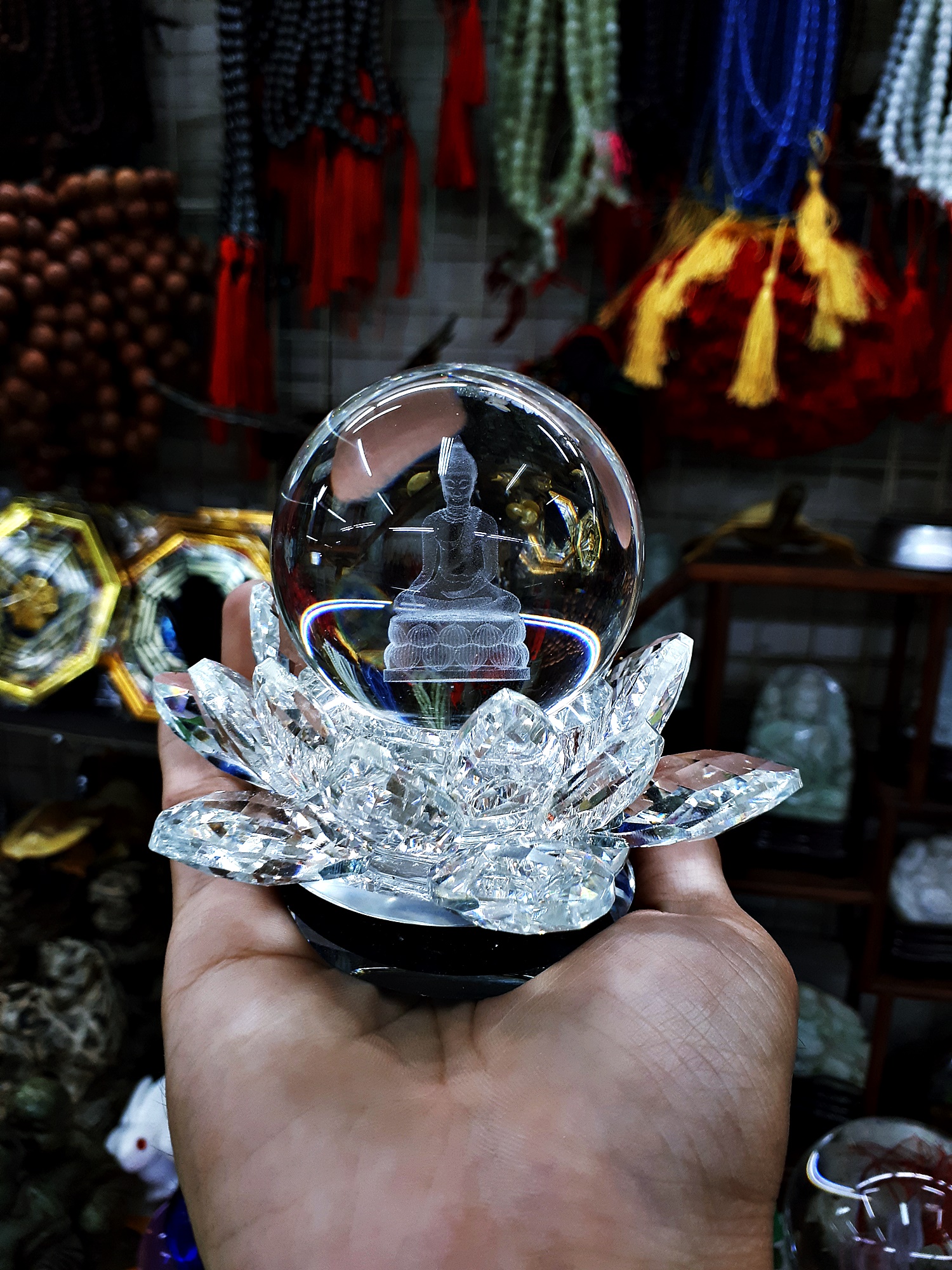 ลูกแก้วใส ลายพระพุทธรูป 3มิติ ขนาด 2 นิ้ว ครึ่ง (6 เซนติเมตร ซม. cm Centimeter) พร้อมฐานคริสตัลดอกบัว