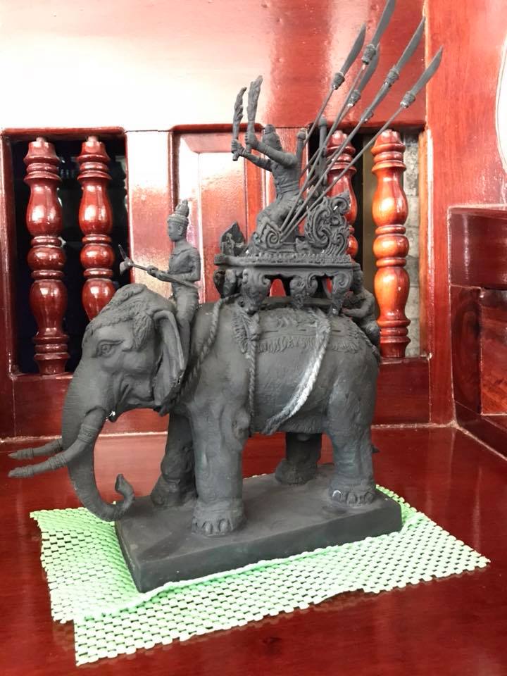 รูปหล่อ พระเจ้าพรหมมหาราช ทรงประทับขี่ช้างศึก ช้างพลายประกายแก้ว ออกศึก เนื้อโลหะรมดำ ปี2555 #รับประกันแท้ (องค์ใหญ่ ขนาด สูง14นิ้ว ฐาน7นิ้ว)
