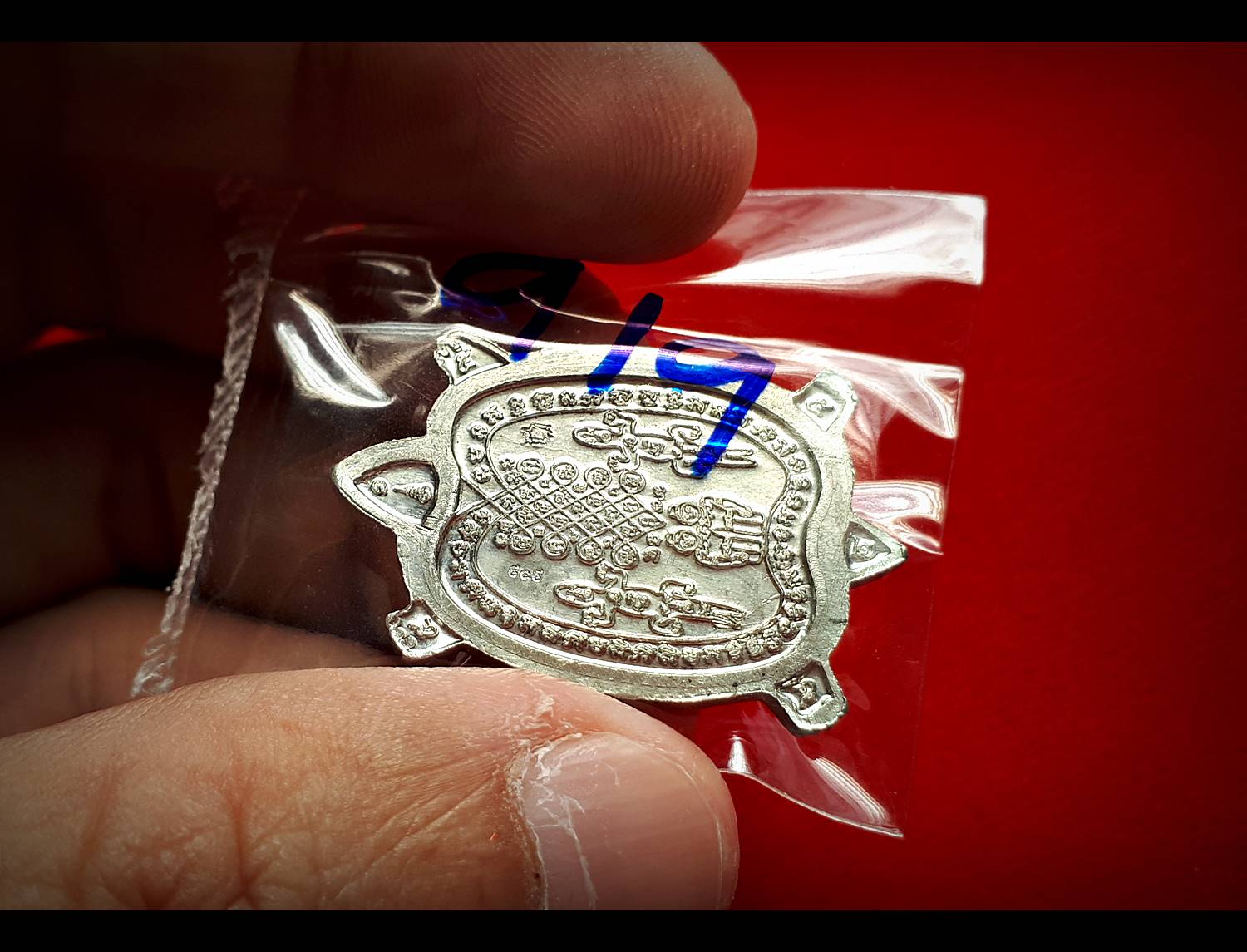 เหรียญ ล็อกเก็ต หลวงปู่หลิว วัดไร่แตงทอง เนื้อดีบุก ฉากหลังสีทอง ด้านหลังมีจิ้กจกและกัณหาชาลี (ขนาดจิ๋ว เม็ดแตง) (บรรจุฝัง เกศา อัฐิ หลวงปู่หลิว และ มวลสารอื่นๆ) ปี2560