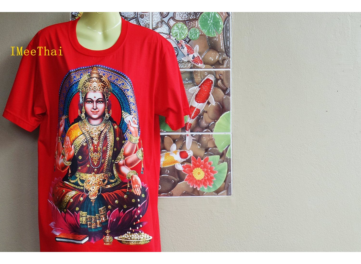 เสื้อยืด พระแม่ลักษมี สีแดง หลังอักษร โอม พระพิฆเนศ