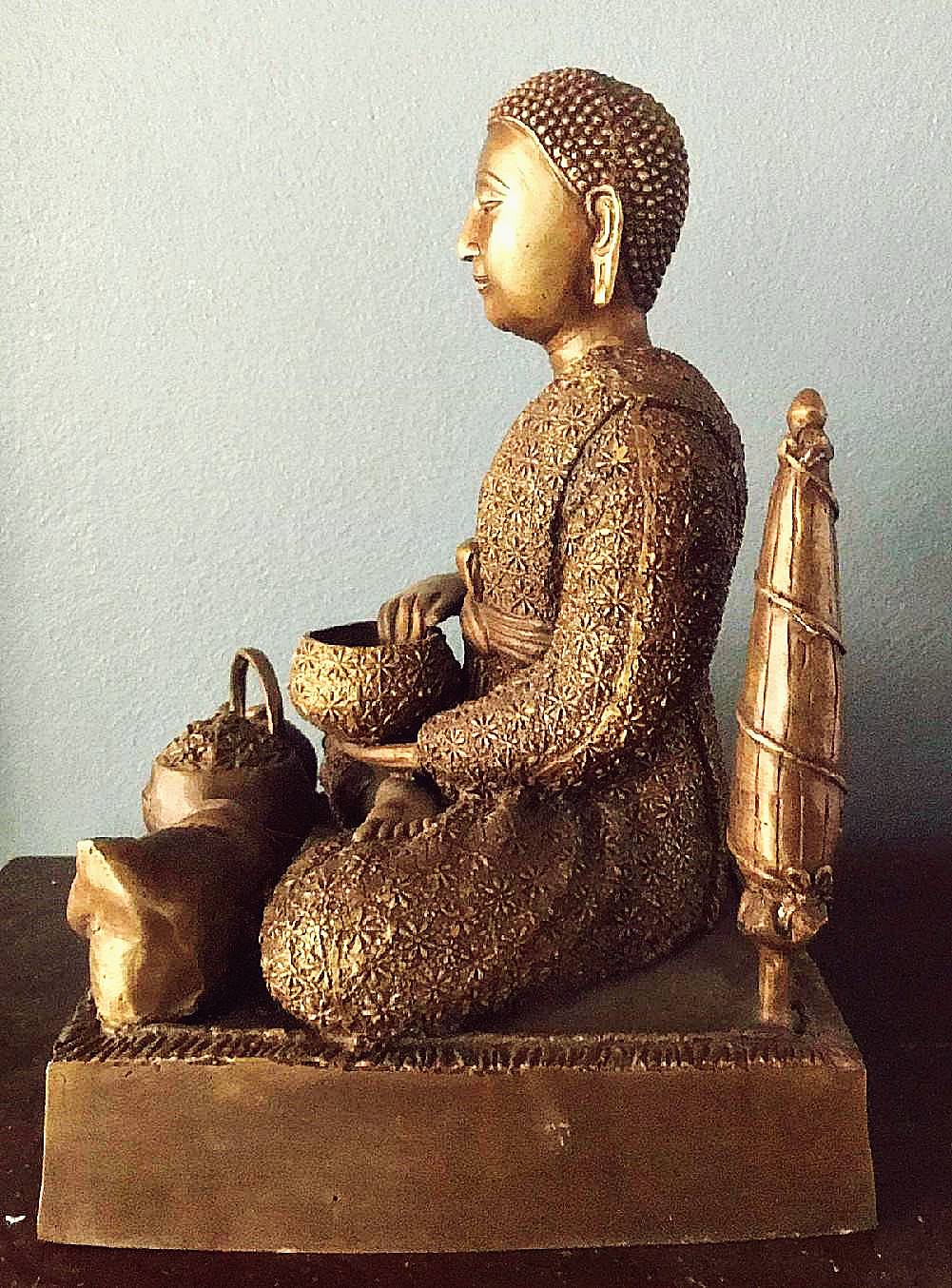 รูปหล่อ พระสีวลี จีวรลายดอกพิกุล นั่งจกบาตรมหาลาภ เนื้อทองเหลือง (หน้าตัก9นิ้ว ฐานกว้างลึก10นิ้ว สูง14นิ้ว)