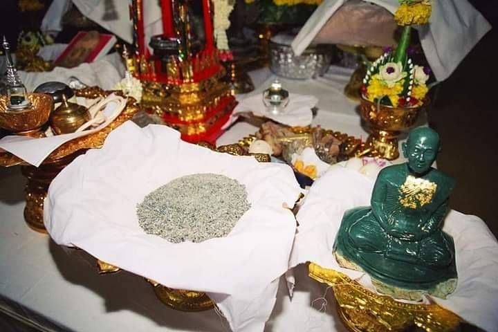 พระสมเด็จ นางพญา (พิมพ์สมเด็จจิตรลดา) หลังฝัง ฝังทั้งข้าวทิพย์-ว่านไพลดำ (ได้มวลสารพระราชทาน จาก ร.9) ปี2548-2549 #รับประกันแท้และทัน - (กรอบไมครอนชุบทอง เลี่ยมกันน้ำ)