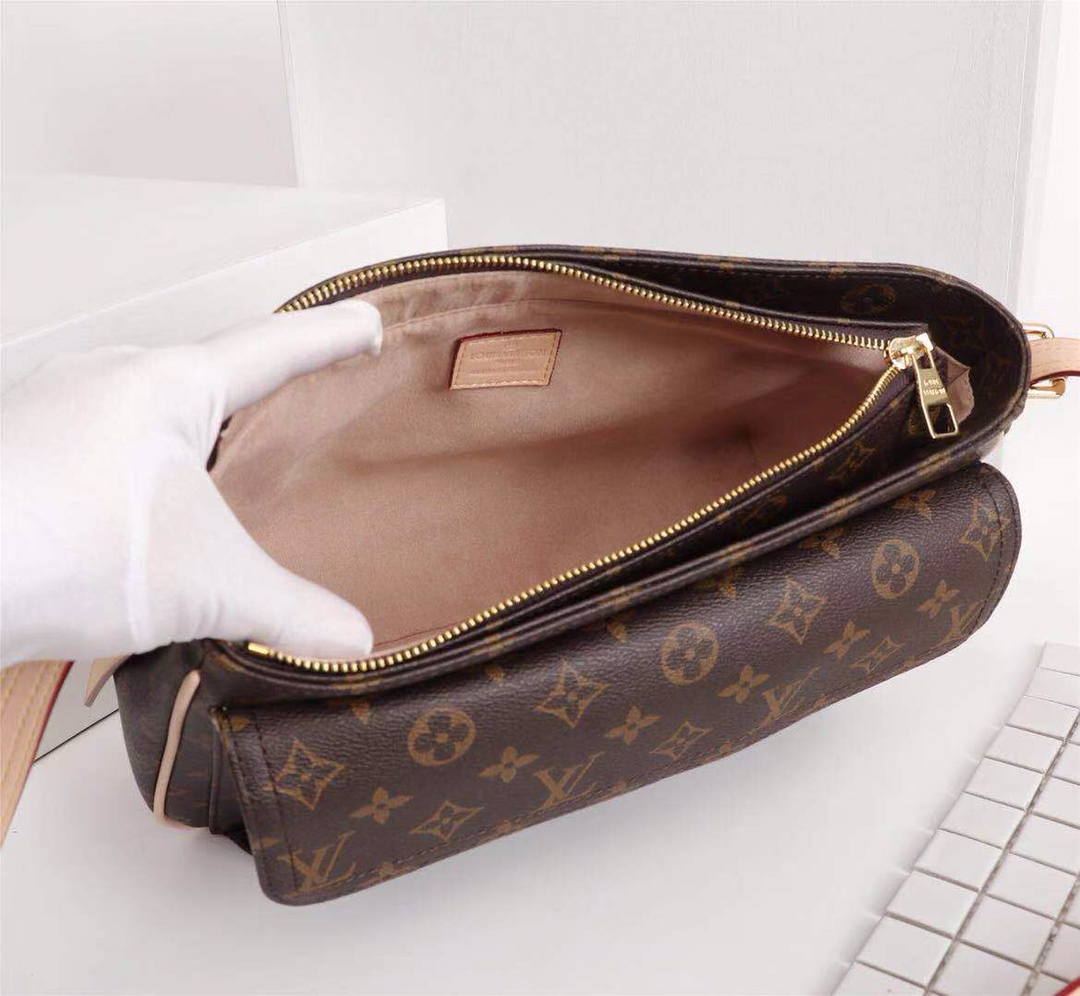 กระเป่า lv Petite Malle