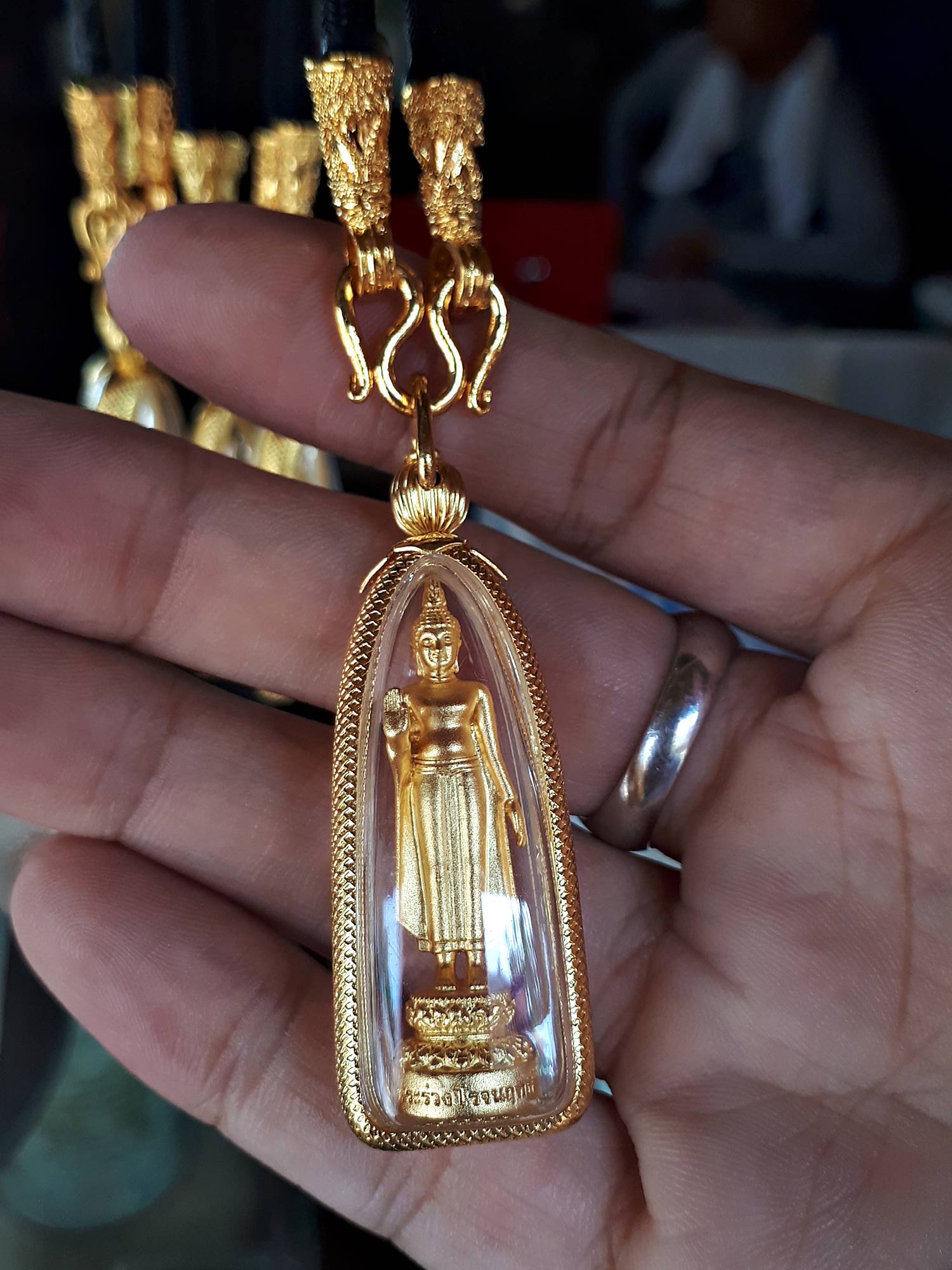 พระร่วงโรจนฤทธิ์ (พระพุทธ ปางประทานพร) เนื้อชุบทอง พร้อมเลี่ยมกันน้ำกรอบชุบทอง พร้อมสร้อย