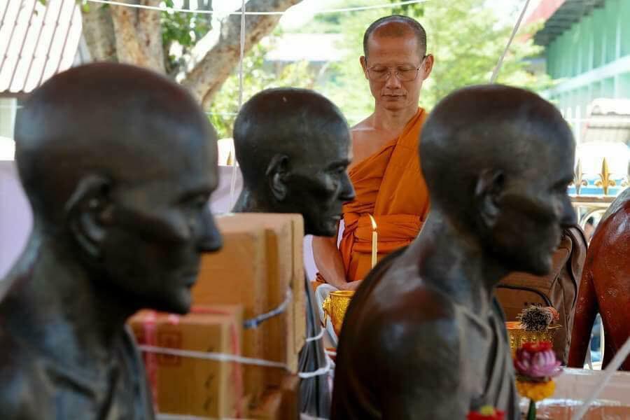 พระสมเด็จปรกโพธิ์ 9ใบ พิมพ์ใหญ่ หลังพระแม่ธรณี เนื้อผงอิธิเจแก่น้ำมัน (ชุดพิเศษ ชุดกรรมการ ปิดทองนำฤกษ์) หลวงพ่อกวย วัดโฆสิตาราม รุ่นแรงครู 2560 (พร้อมเลี่ยมกันน้ำ ใส่กรอบเงินแท้ ลาย หัวสิงห์ ลงยา ลายสุโขทัย ชุบทอง) #รับประกันแท้