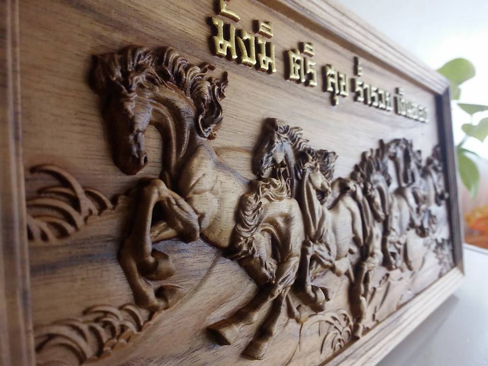 กรอบรูป ไม้สักแกะสลัก ม้า 8ตัว มงคลเสริมฮวงจุ้ย (ขนาด 16×32ซม) (ขายปลีก ขายส่ง)