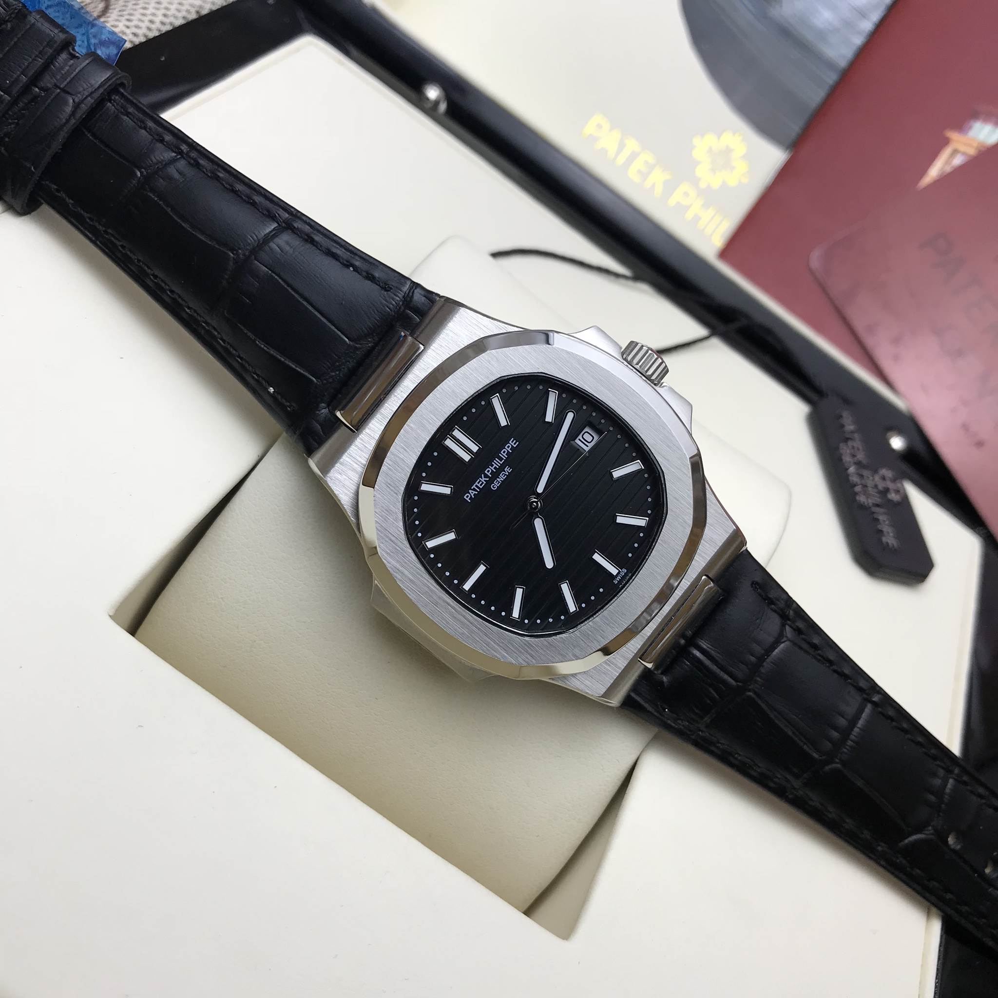 นาฬิกา Patek Philippe รุ่น Nautilus สี เงิน สายหนังสีดำ