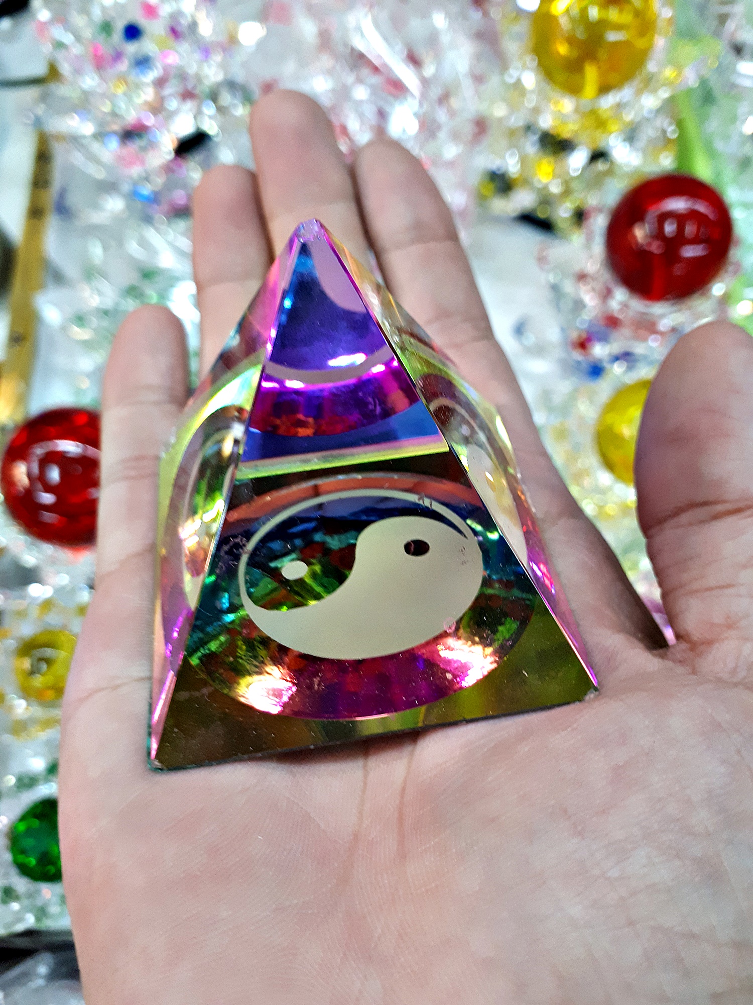 แก้ว พีระมิด สามเหลี่ยม ลาย หยินหยาง ปรับเสริม ฮวงจุ้ย