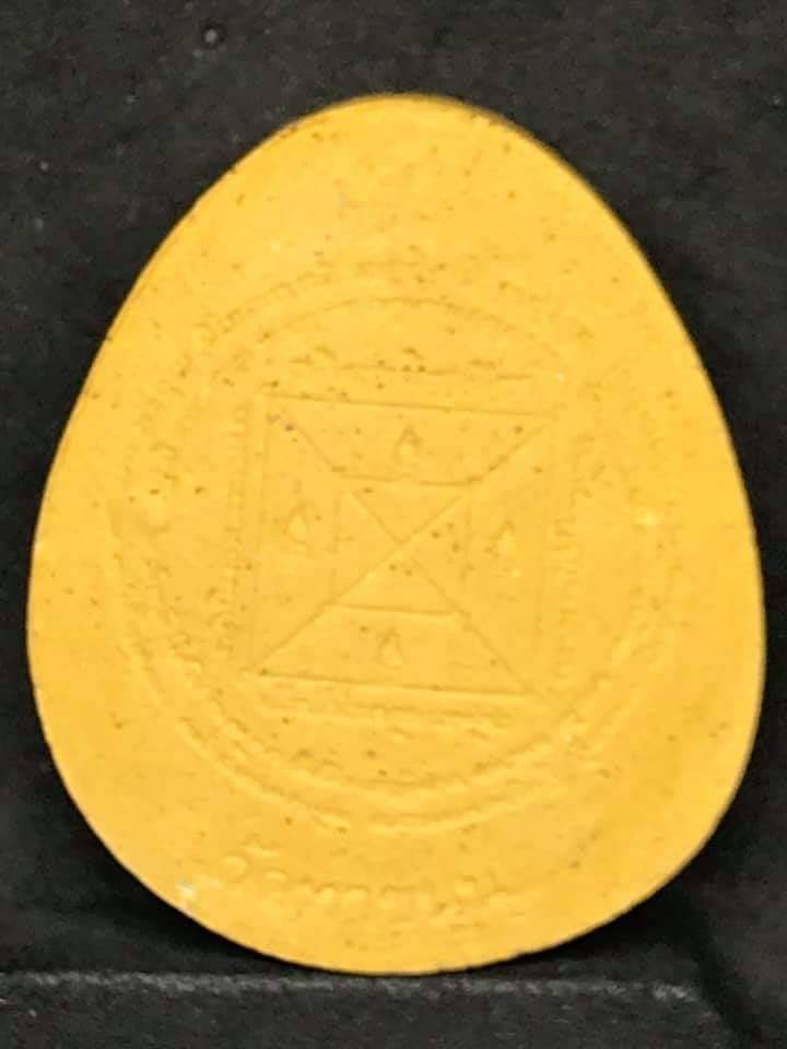 พระปิดตา มหาเศรษฐีเงินล้าน (รุ่น2 จัมโบ้) เนื้อผง สีเหลือง (ฝังตะกรุดจตุโรบังเกิดทรัพย์ 3ดอก) (รุ่นนี้ วางบูชาเงินก็เข้า) ปี2555 - หลวงพ่อเล็ก วัดท่าขนุน