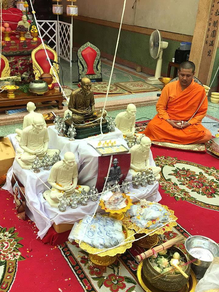 รูปหล่อ เซียนแปะโรงสี วัดศาลเจ้า รุ่นเจ้าสัวฟ้าประทาน ปี2560 เนื้อเรซิ่น สีงาช้าง (ขนาดองค์บูชาหน้าตัก 12นิ้ว องค์ขนาดใหญ่)