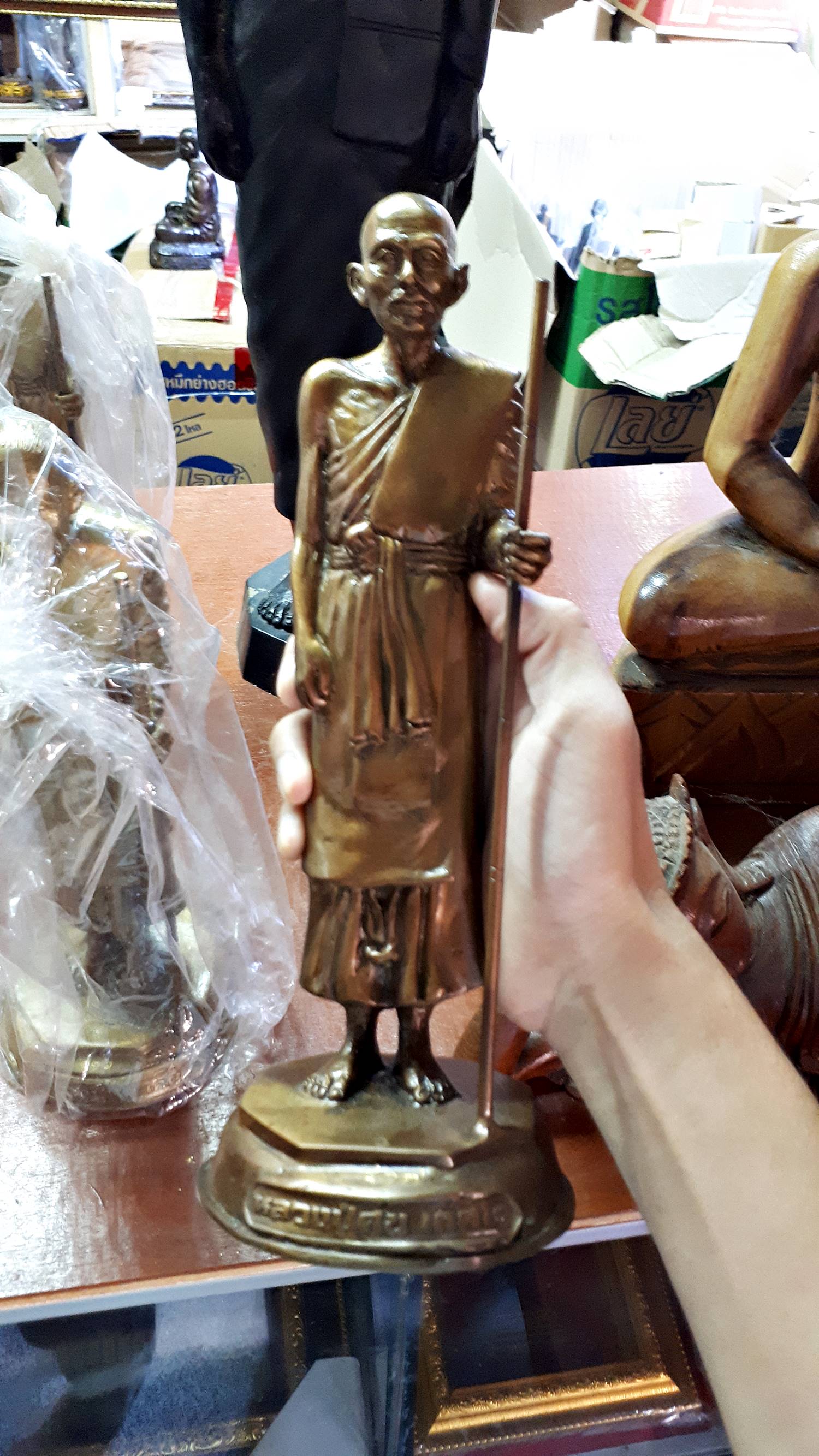 รูปหล่อ หลวงปู่ศุข วัดปากคลองมะข่ามเฒ่า ยืนถือไม้เท้า (สูง21นิ้ว ฐาน9นิ้ว ) พิธีใหญ่ ปี2558 เนื้อโลหะชนวน (ชนวนมวลสารเก่าผสมทองคำ)